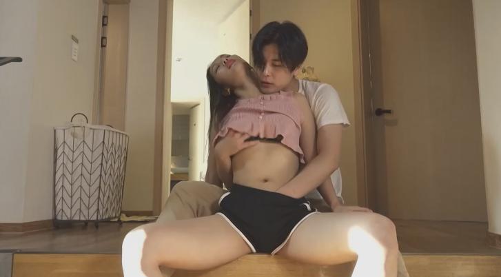 cài đặt phim sex Em gái da trắng mê mẩn với con cu khủng